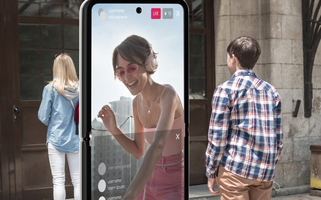 personas-tiro-completo-pantalla-al-aire-libre-1-scaled-e1698334798157-1024x693