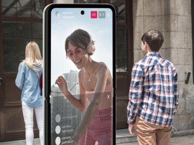 personas-tiro-completo-pantalla-al-aire-libre-1-scaled-e1698334798157-1024x693