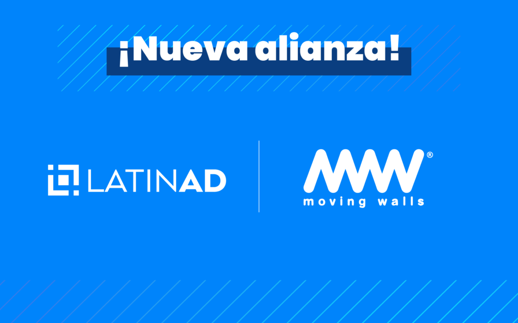 Logos de LatinAd y Moving Walls unidos sobre fondo de pantallas DOOH globales