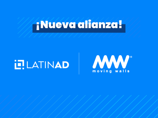 Logos de LatinAd y Moving Walls unidos sobre fondo de pantallas DOOH globales