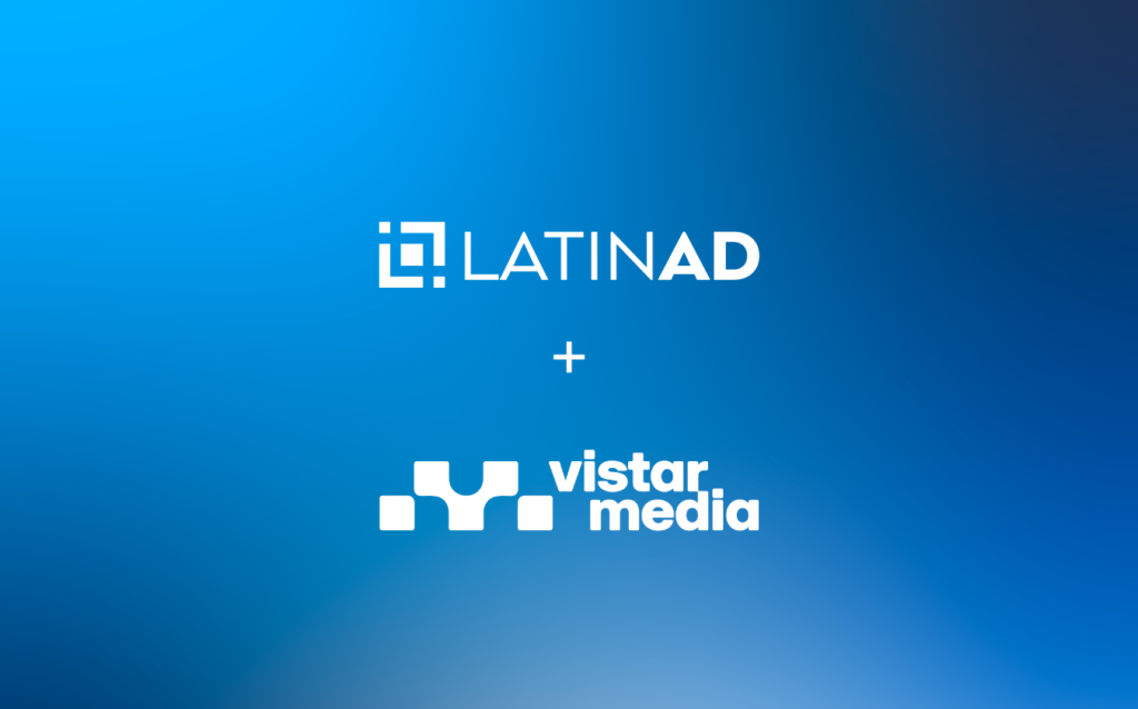 Logos de LatinAd y Vistar Media unidos sobre fondo de pantallas digitales DOOH