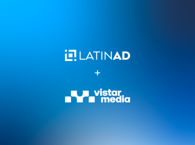 Logos de LatinAd y Vistar Media unidos sobre fondo de pantallas digitales DOOH