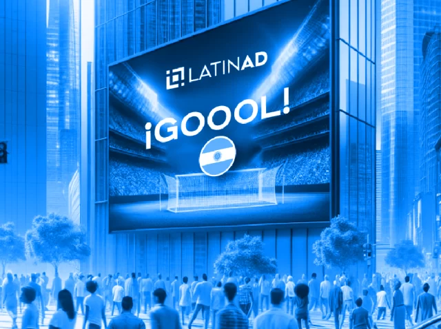 Pantalla LED con contenido publicitario en vivo durante la Copa América 2024 en espacio urbano