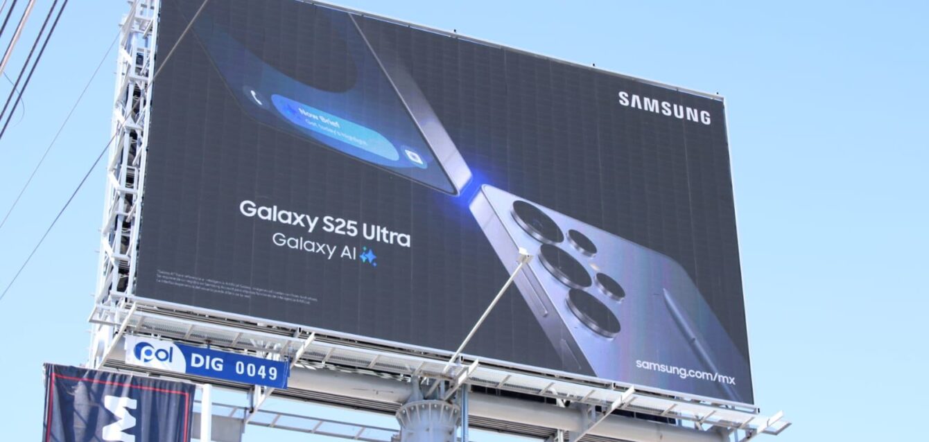 Pantalla publicitaria digital en una avenida concurrida, mostrando un anuncio llamativo y dinámico en un entorno urbano moderno.