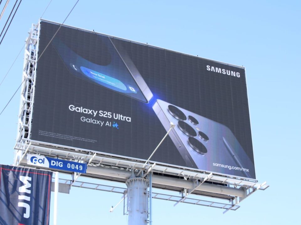 Pantalla publicitaria digital en una avenida concurrida, mostrando un anuncio llamativo y dinámico en un entorno urbano moderno.