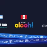 Pantalla con el logo de aloOH y cintas de LatinAd en un evento de la industria