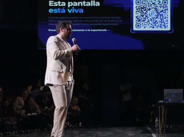 Dinámica “Esta pantalla está viva”: los asistentes escanean un QR en la charla de LatinAd en el OOH Summit México 2026