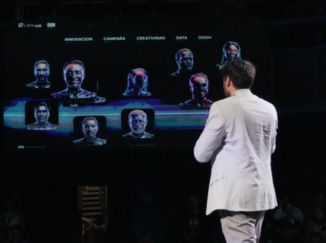 Avatares robot de los asistentes en la pantalla de la charla de LatinAd en el OOH Summit México 2026