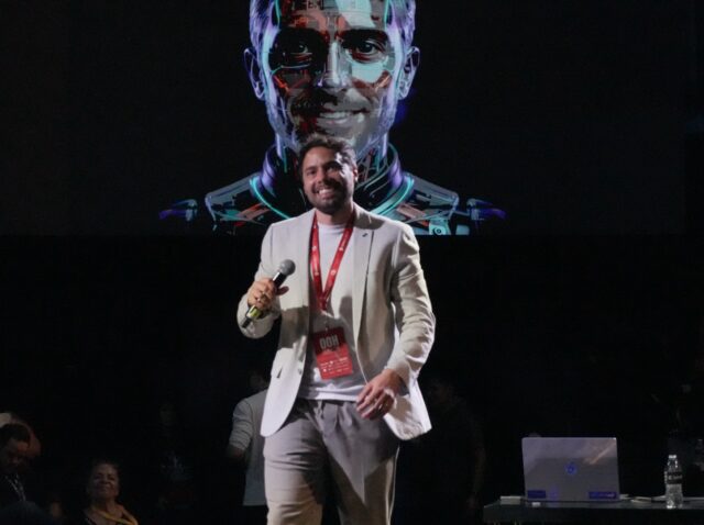 Eduardo Difonso, VP Sales de LatinAd, como robot con inteligencia artificial en la charla del OOH Summit México 2026