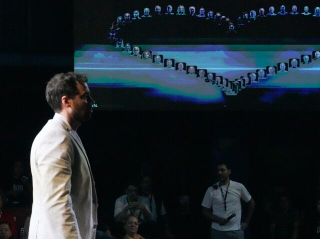 Los avatares robot de los asistentes forman un corazón en la pantalla del OOH Summit México 2026