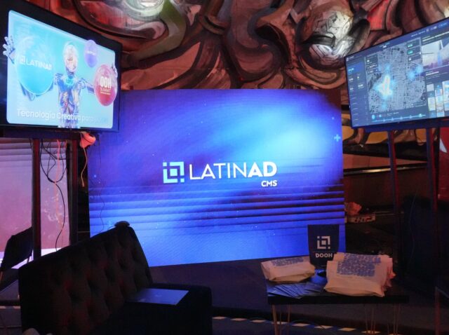 Stand de LatinAd en el OOH Summit México 2026
