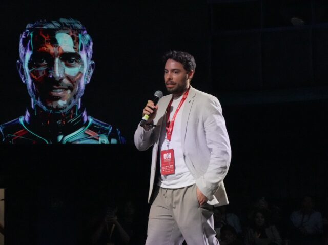 Eduardo Difonso, VP Sales de LatinAd, como robot con inteligencia artificial en la charla del OOH Summit México 2026