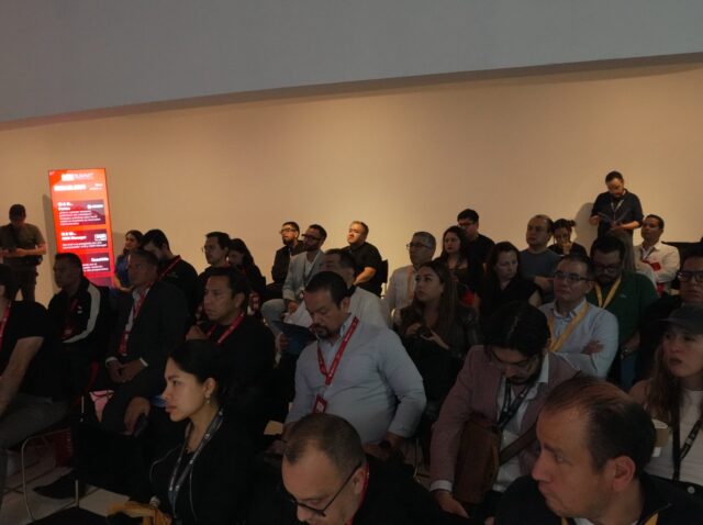 Asistentes a la sesión de LatinAd en el OOH Summit México 2026