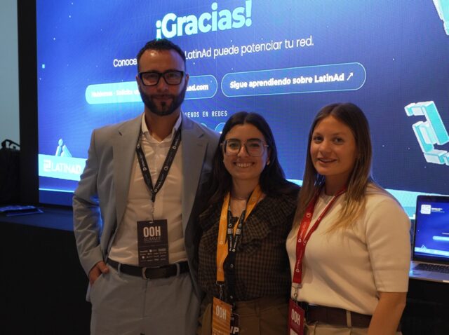 Equipo de LatinAd al cierre de su sesión en el OOH Summit México 2026