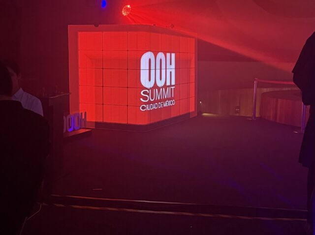 Cubo rojo OOH en el OOH Summit México 2026