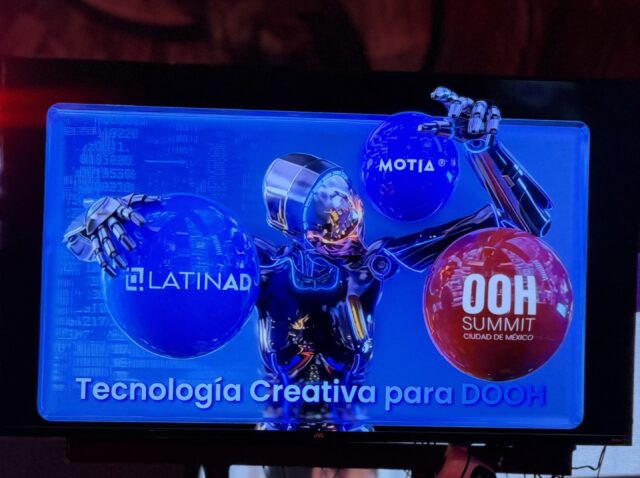 Creatividad 3D de la campaña programática del OOH Summit en una pantalla de Ciudad de México