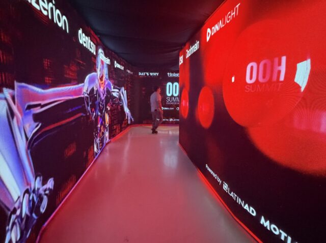 Pieza de la campaña del OOH Summit en pantallas DOOH de Ciudad de México