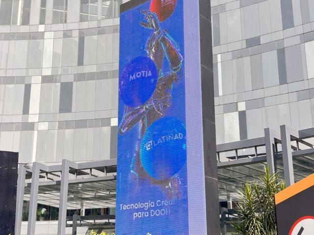 Pantalla urbana con la creatividad de la campaña del OOH Summit