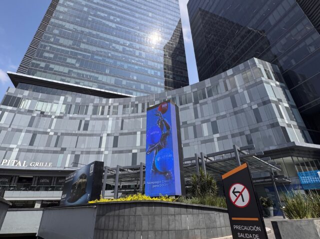 Pantalla con la creatividad de la campaña dentro del OOH Summit
