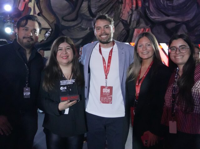Equipos de Grupo POL y LatinAd con el reconocimiento en el OOH Summit México 2026